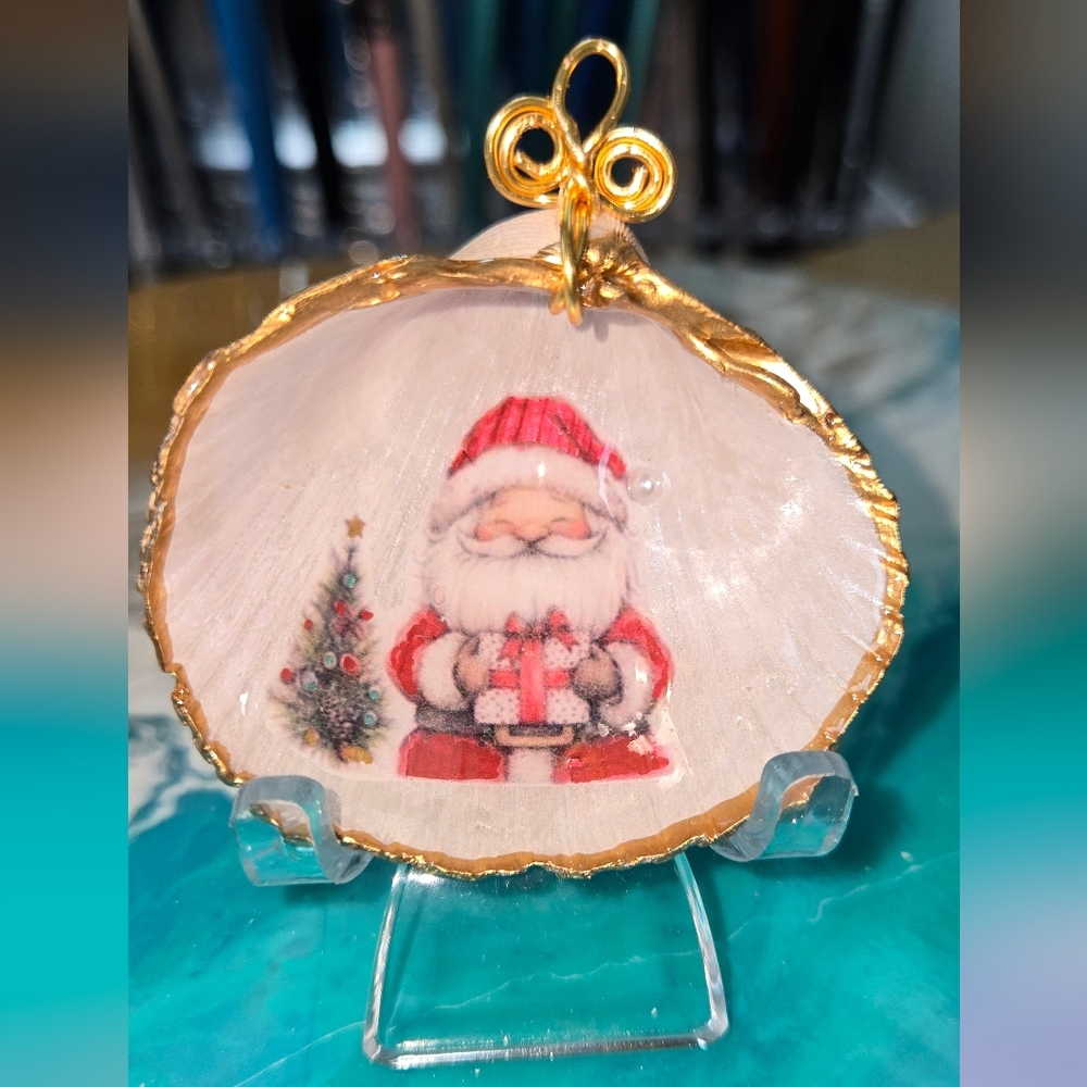 Handcrafted Seashell Ornament – Santa with Gift 🎄🎅